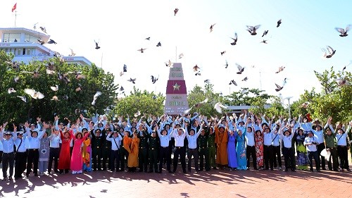 Đoàn công tác TP Hà Nội thăm, động viên quân, dân huyện đảo Trường Sa và Nhà giàn DK1: Lan tỏa tình yêu biển đảo và thông điệp hòa bình